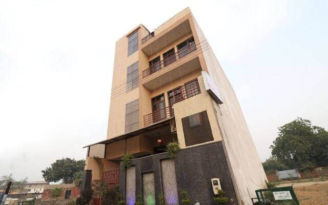 OYO 24879 Royal Taj Home Stay