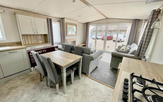 Prime Location 3-bed Chalet in Seal Bay, Selsey