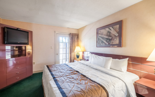 Rodeway Inn & Suites - Charles Town, WV