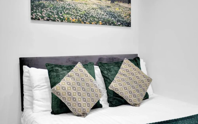 Newly Refurbished 2 Bed Hse Town Centre