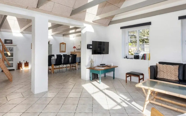 Adorable Holiday Home in Fur near Sea