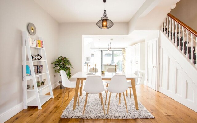 Modern 3 Bed Home in trendy Cambridge suburb