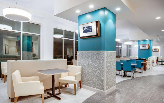 Holiday Inn Express & Suites Panama City Beach - Beachfront by IHG
