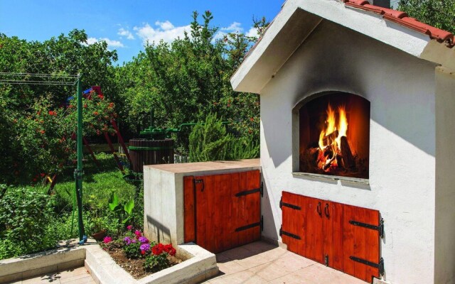 Nice Home in Kastel Kambelovac With Wifi and 3 Bedrooms