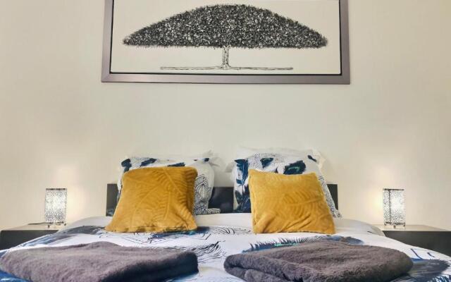 7 minutes Disney/Netflix/Terrace/Car park