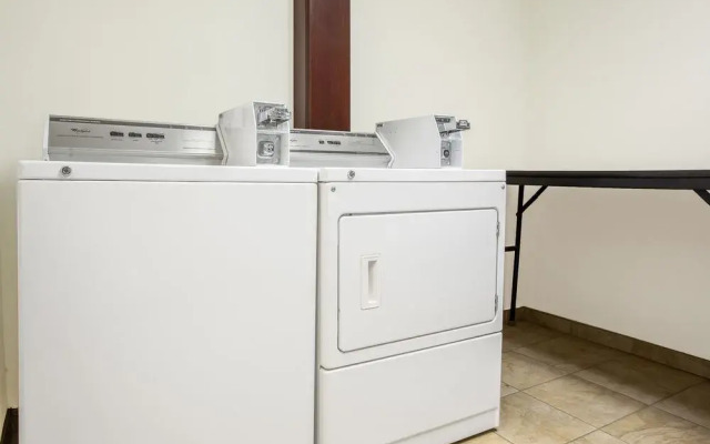 Super 8 by Wyndham Cedar Falls IA - University