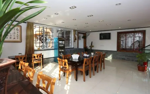 Huahong Hotel (Jiuhuashan Qingyang RT-Mart)