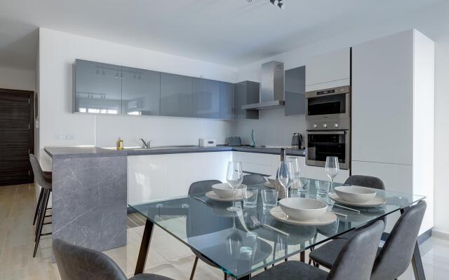 Chic 2BR Apartment, Ideal Location
