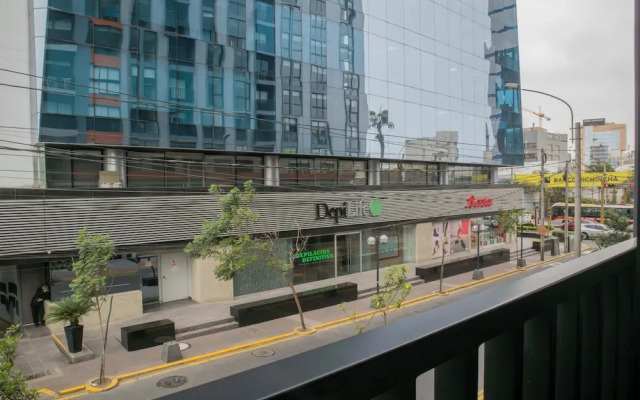 w Striking 1BR Duplex in Miraflores