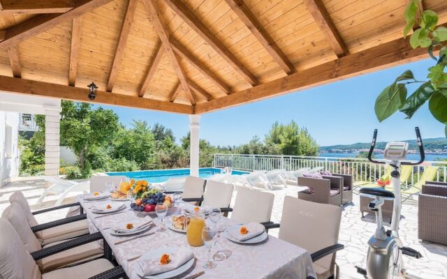 Holiday Villa Perna with Swimming Pool