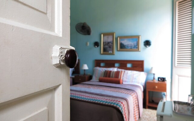 Hostal Balcones 3, Knocking on Cuba