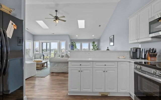 Barefoot East 3 Bedroom Duplex by RedAwning