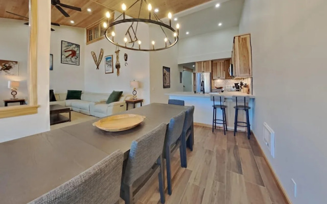 Spacious Condo with Loft, Next to Onsite Ski and Snowboard Rentals! by RedAwning