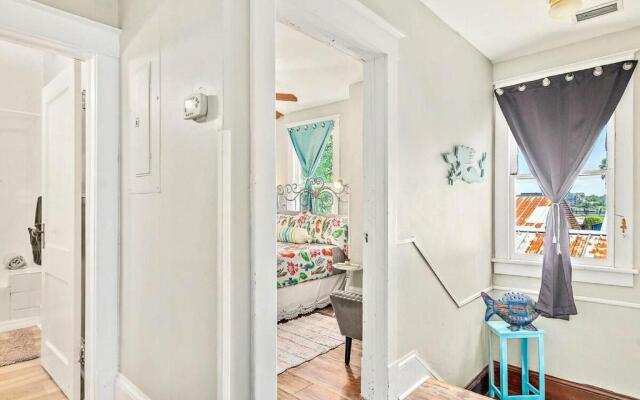 Charming Downtown Carriage Apartment