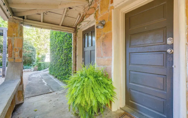 4 Mi to Dtwn: Pet-friendly Austin Studio