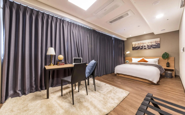 Western Bay Marina Hotel