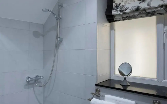 Cozy 1BR Apartment Central Ambleside With Parking