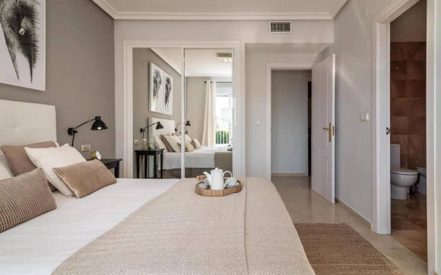 Puente Romano Modern flat, Best location in town