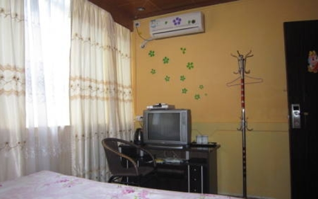 8 Rooms Guest House