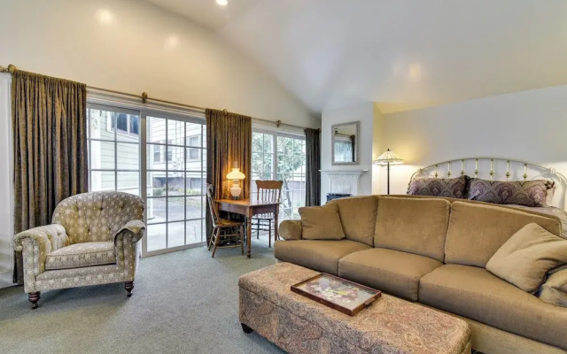 Cozy Portland Studio w/ Electric Fireplace