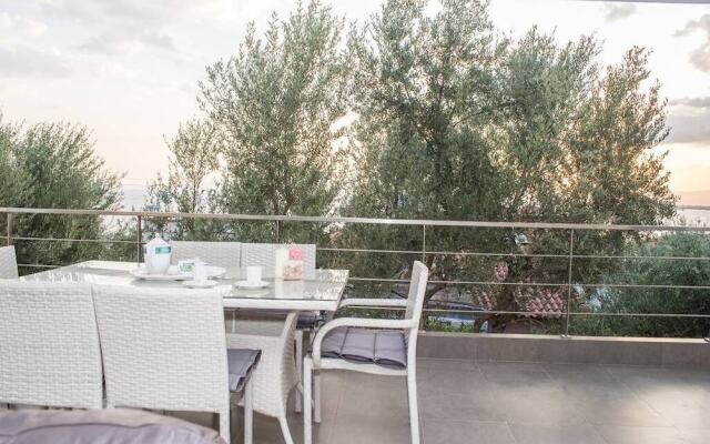 Nina's Villa, Cosy Seaview Retreat
