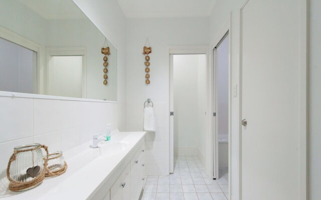 Sand & Sea, 1/13 Gloucester Street