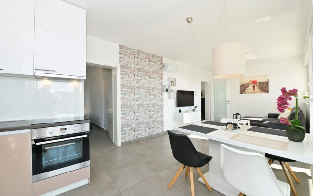 Funtastic C Apartment with Pool and Terrace