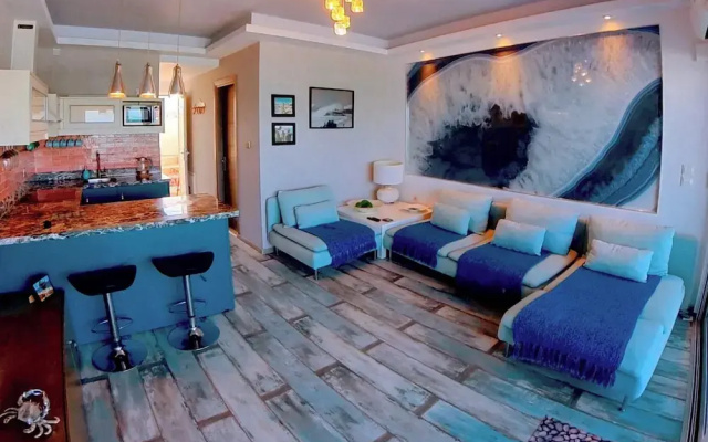 Deluxe Beach Apartment- Sleeps 2 & Private Terrace