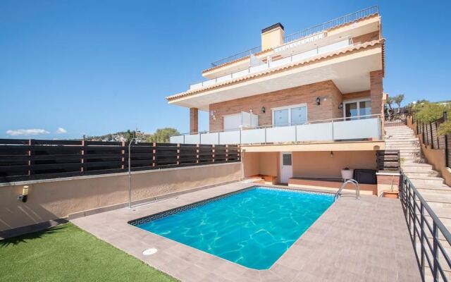 Modern House 2 Km From The Beach (R87)