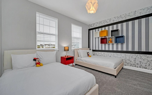 Vibrant Townhome w Private Pool, near Disney