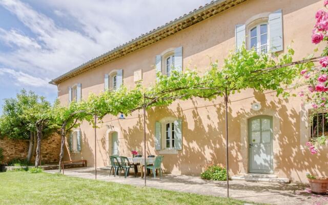 Quaint Holiday Home in Rustrel With Swimming Pool