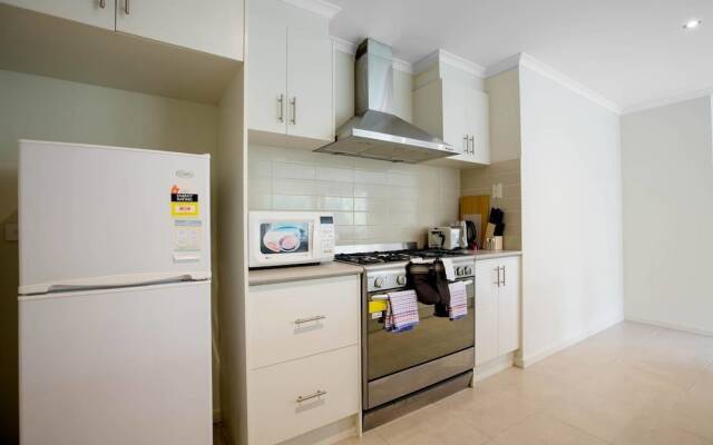 Spacious Lovely Home In Point Cook