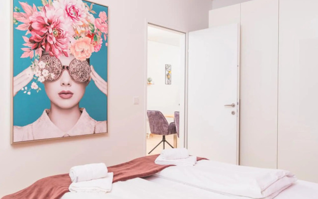 Triiiple Tower Dream Apartments with Rooftop-Summer-Pool by ichbucheAT