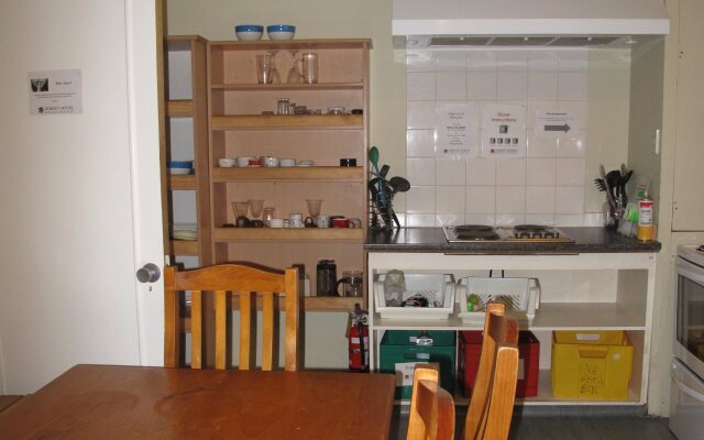 Dorset House Backpackers / Dorset Apartments