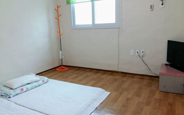 Happy Tour Guesthouse - Hostel