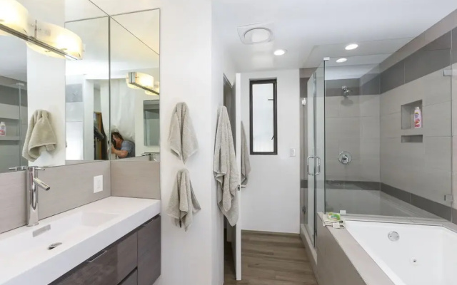Modern Loft Rooftop Deck Venice Beach Studio Bedroom Apts by RedAwning