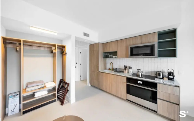 Skyline Chic Downtown Studio Getaway