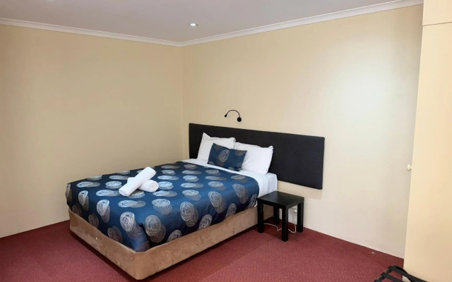 Blue Whale Motor Inn & Apartments