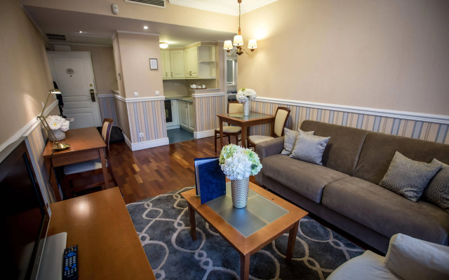 Queen's Court Hotel & Residence