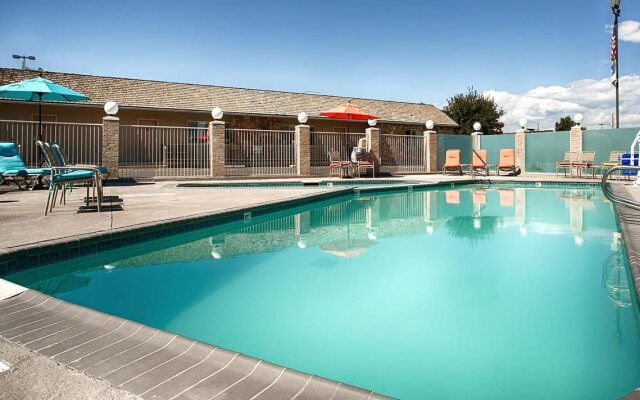 Econo Lodge Inn & Suites
