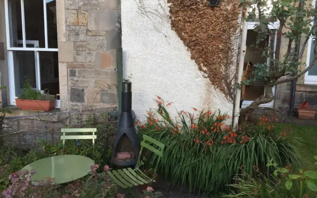 Central and Spacious 2 Bedroom Flat With Garden