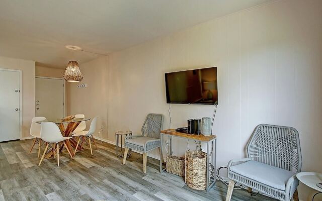 Cozy Isle 2 Bedroom Condo by RedAwning
