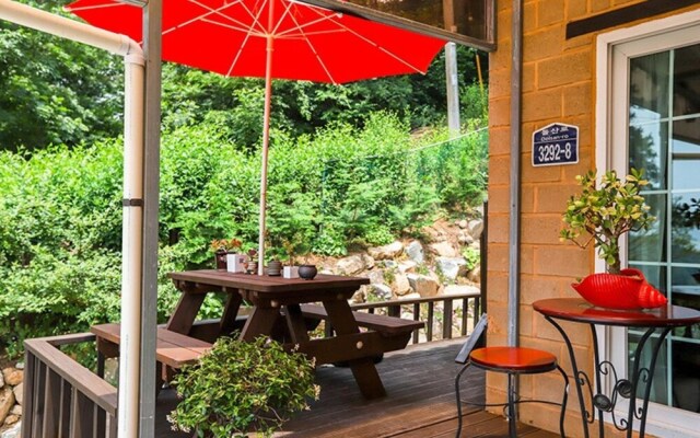 Yeosu Banditbul Hwangto Pension