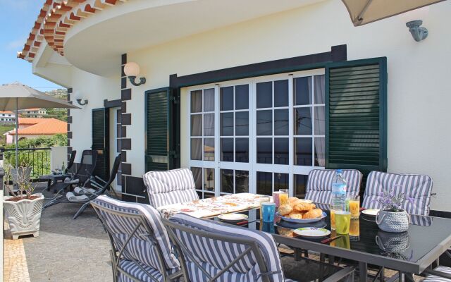 Ideal for couples or families, sunny area surrounded by vines | Casa Vista Bela