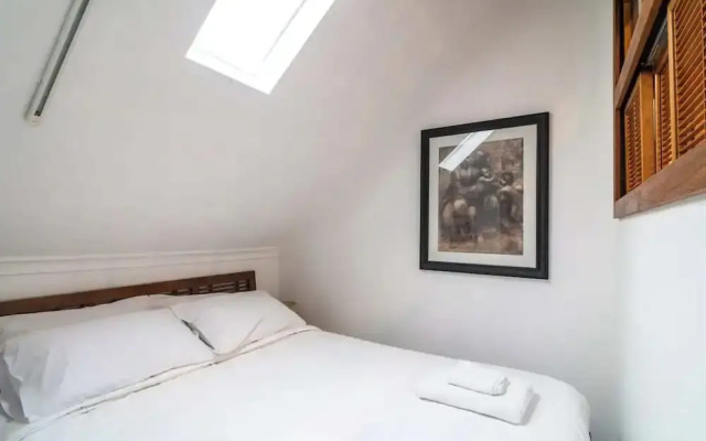 Cozy Apartment w/ Terrace Close to City Center