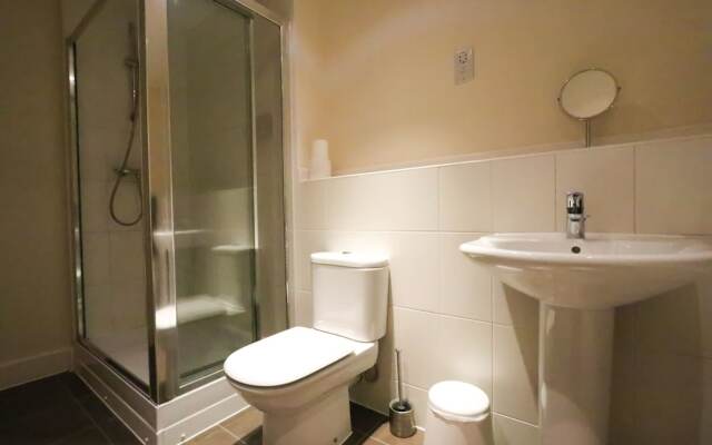 Mordern Top Floor Apartment With Free Parking