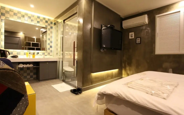 S Petite Hotel