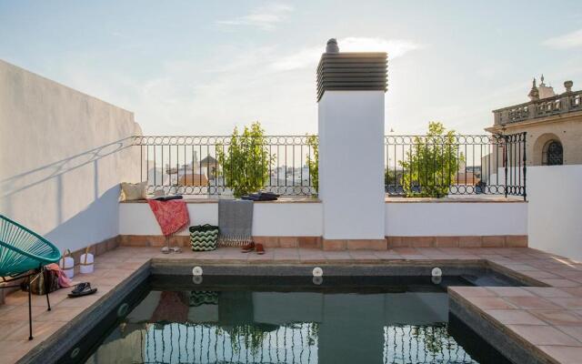 Feria Pool & Luxury
