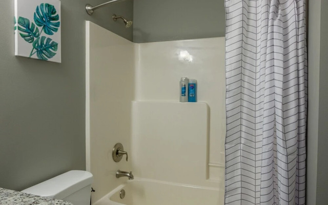 Large 2BR Apt Near Perk Plaza