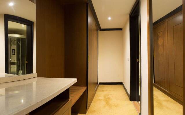 Chain Luxe Paradise Hotel